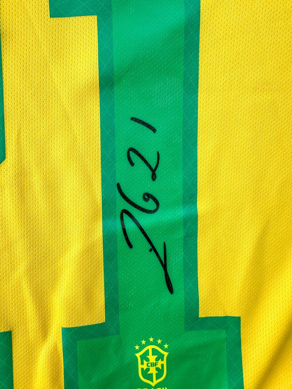 Rodrygo Playera Brasil autografiada, firma certificada por la compañía Beckett con el número WS05935.