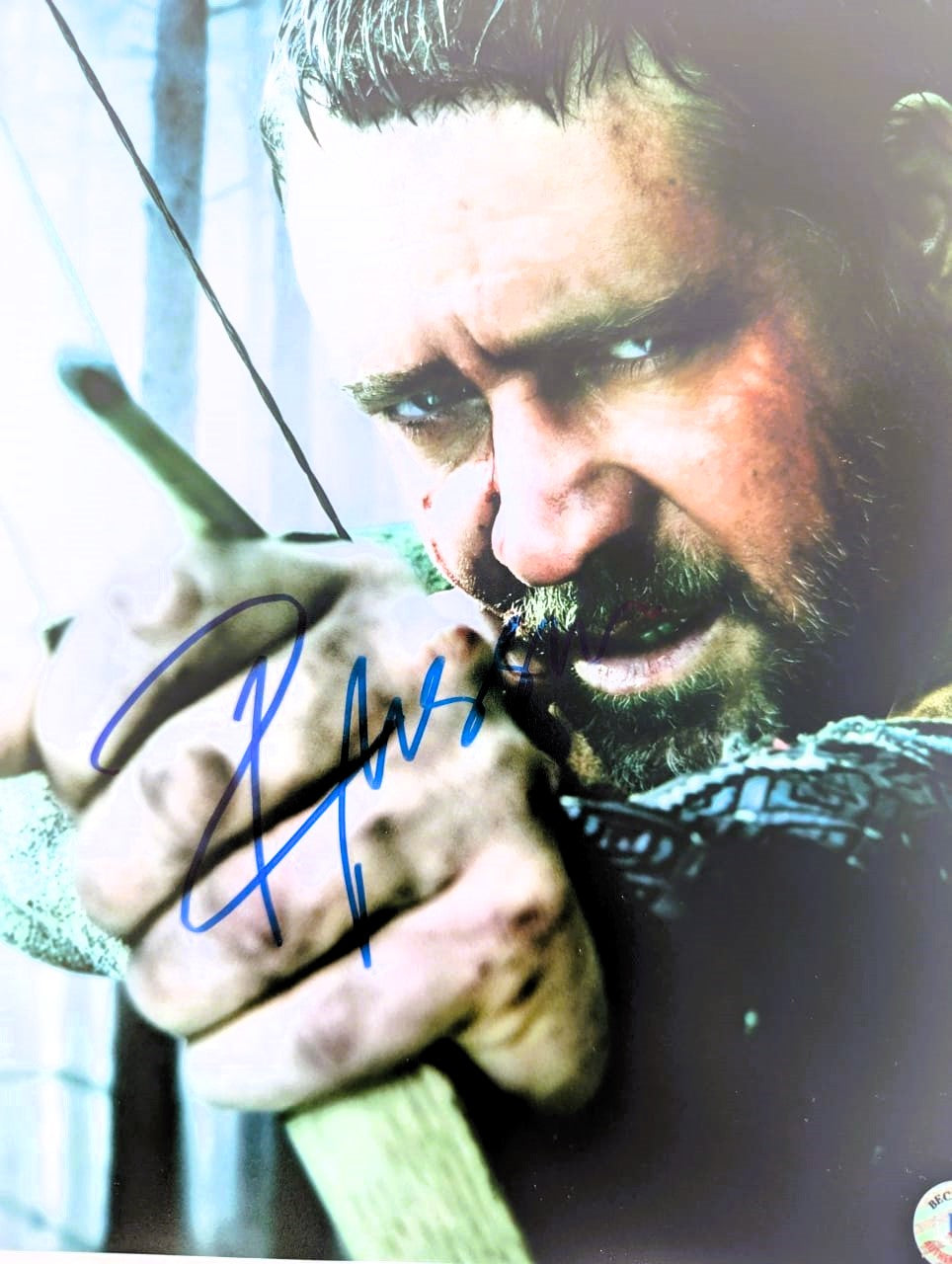 Russell Crowe Fotografía autografiada, firma certificada por la compañía Beckett con el número BA92154.