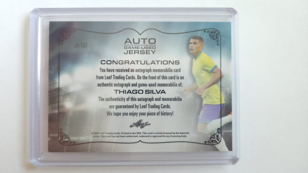 Thiago Silva Tarjeta Brasil en el frente encontrarás pieza de playera utilizada durante el juego, edición limitada 17/30.