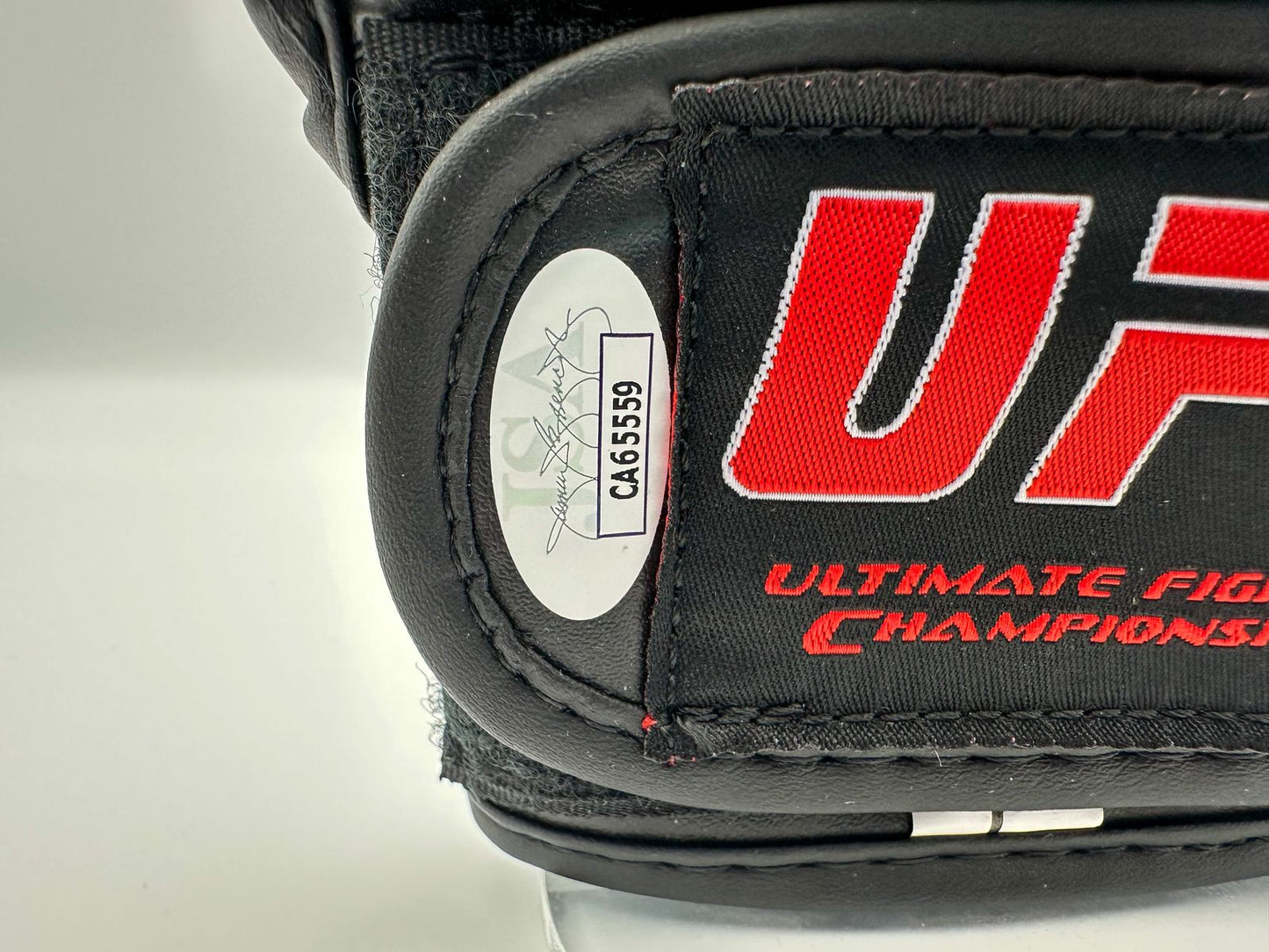 Valentina Shevchenko Guante MMA UFC firma certificada por JSA CA65559.