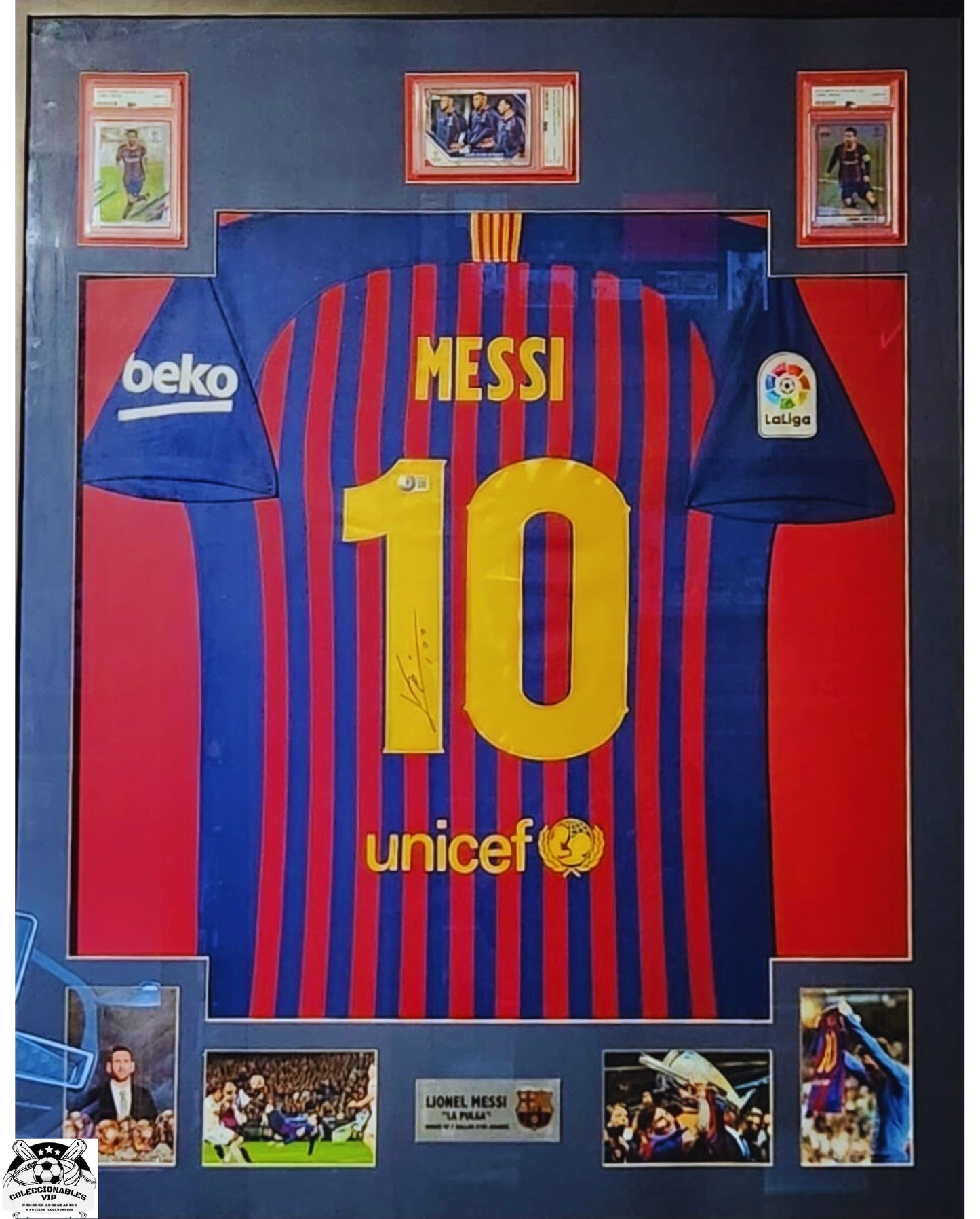 Lionel Messi Playera FC Barcelona autografiada Enmarcada con tres tarjetas firma autentificada por la compañía Beckett con el número AB65376.