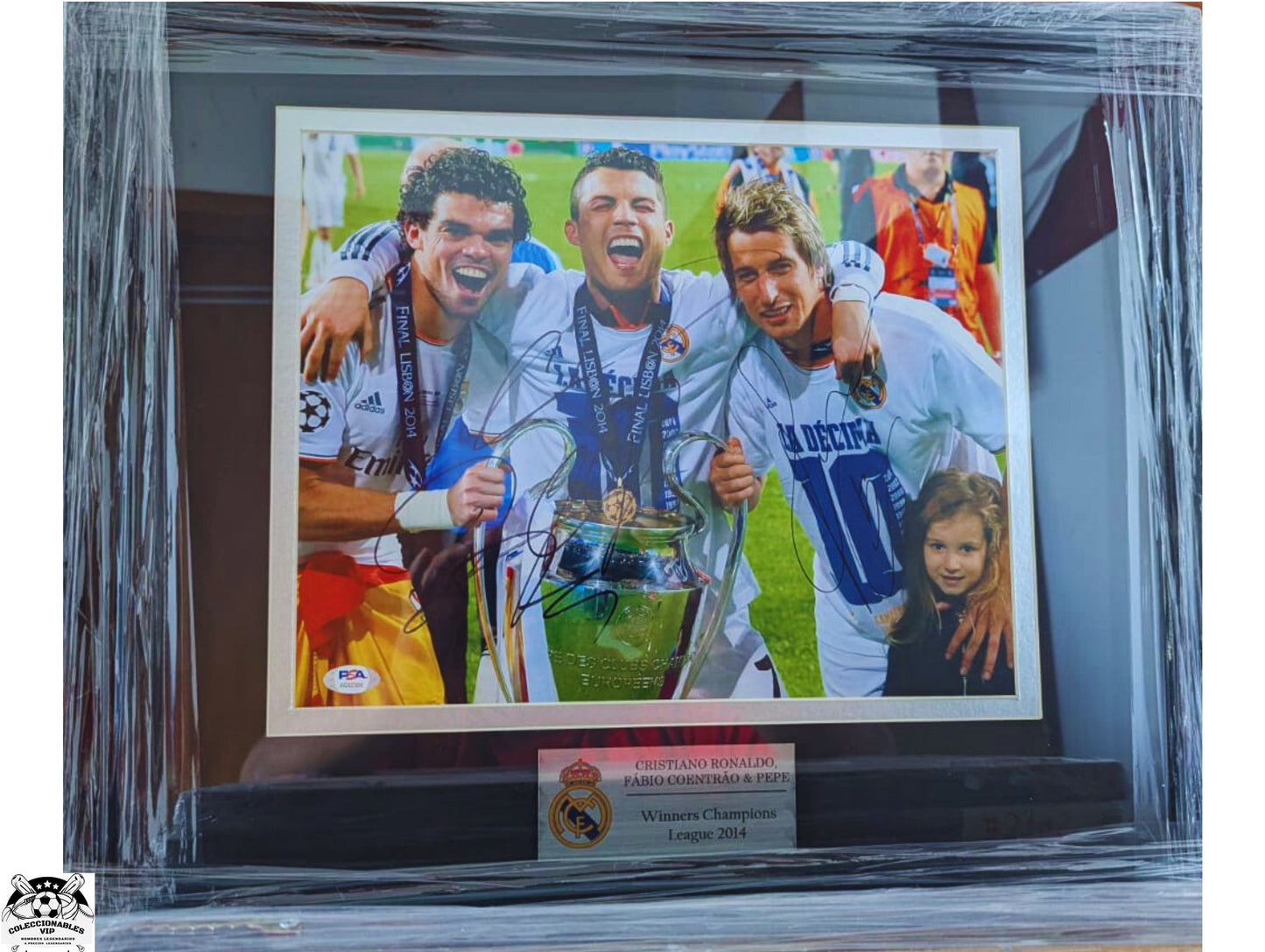 Cristiano Ronaldo CR7 y Fabio Foto Real Madrid autografiada Enmarcada firma autentificada por la compañía PSA con el número AG82366.