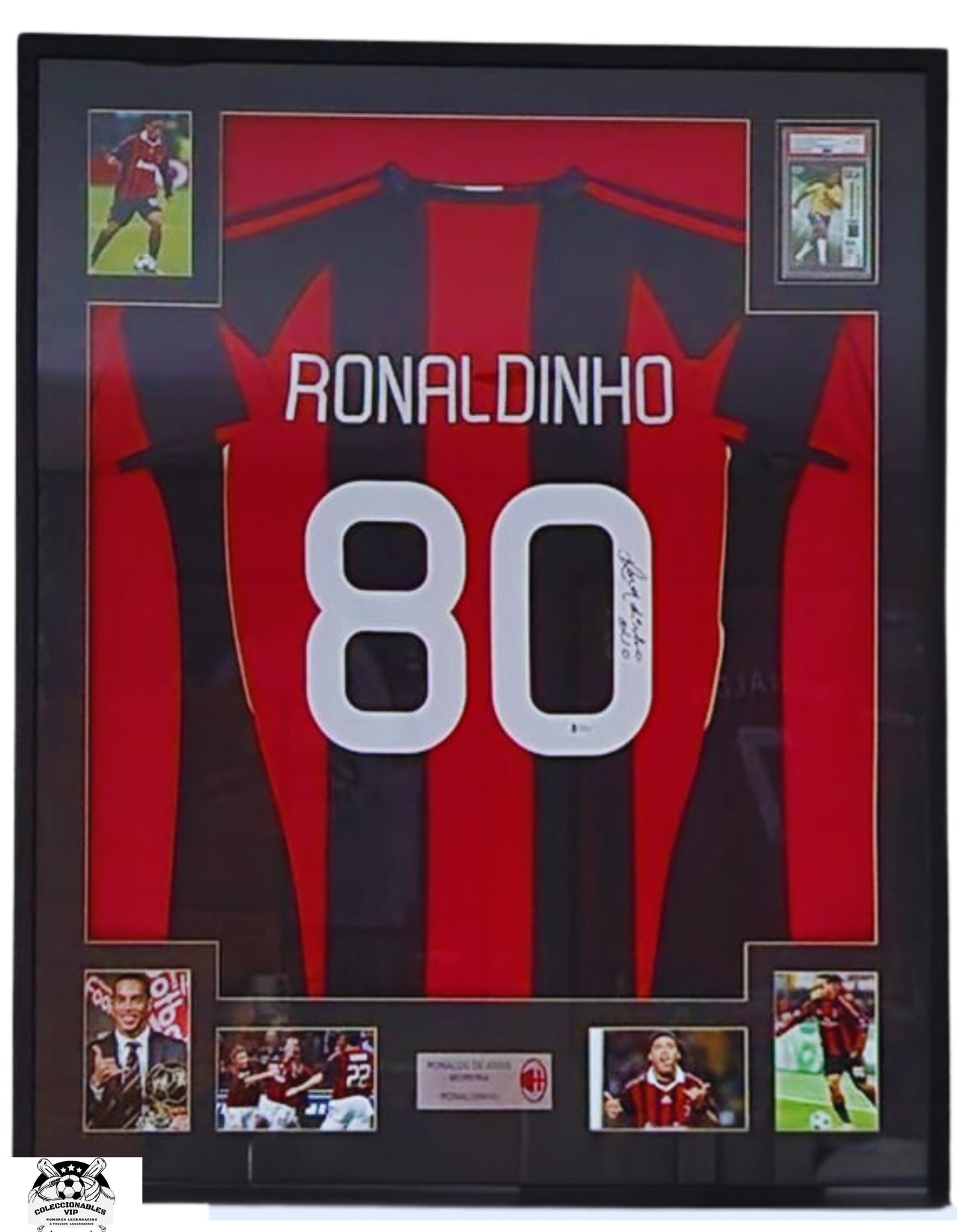 Ronaldinho Playera AC Milan autografiada con tarjeta Enmarcada firma autentificada por la compañía Beckett con el número WH48975.