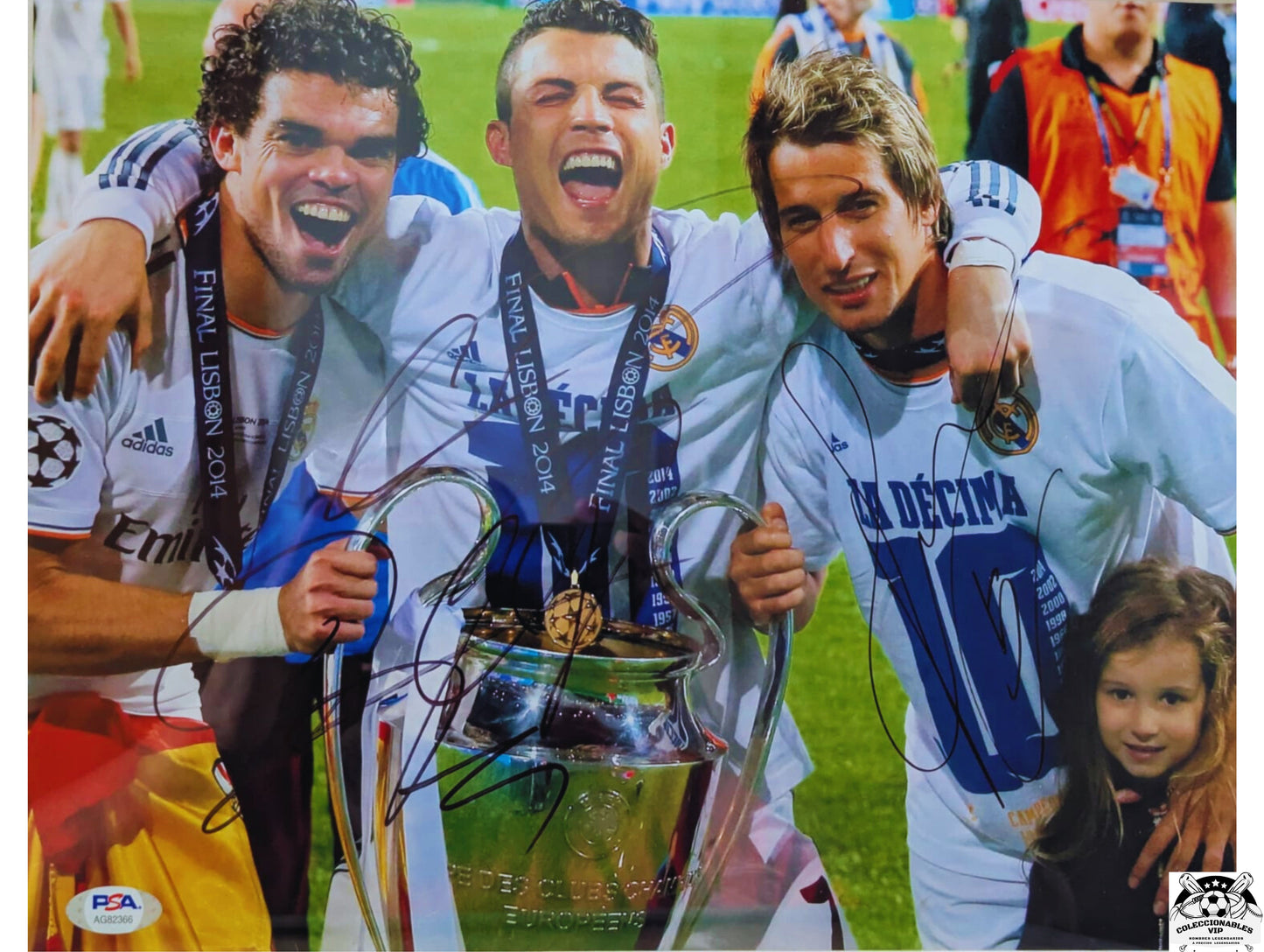 Cristiano Ronaldo CR7 y Fabio Foto Real Madrid autografiada Enmarcada firma autentificada por la compañía PSA con el número AG82366.