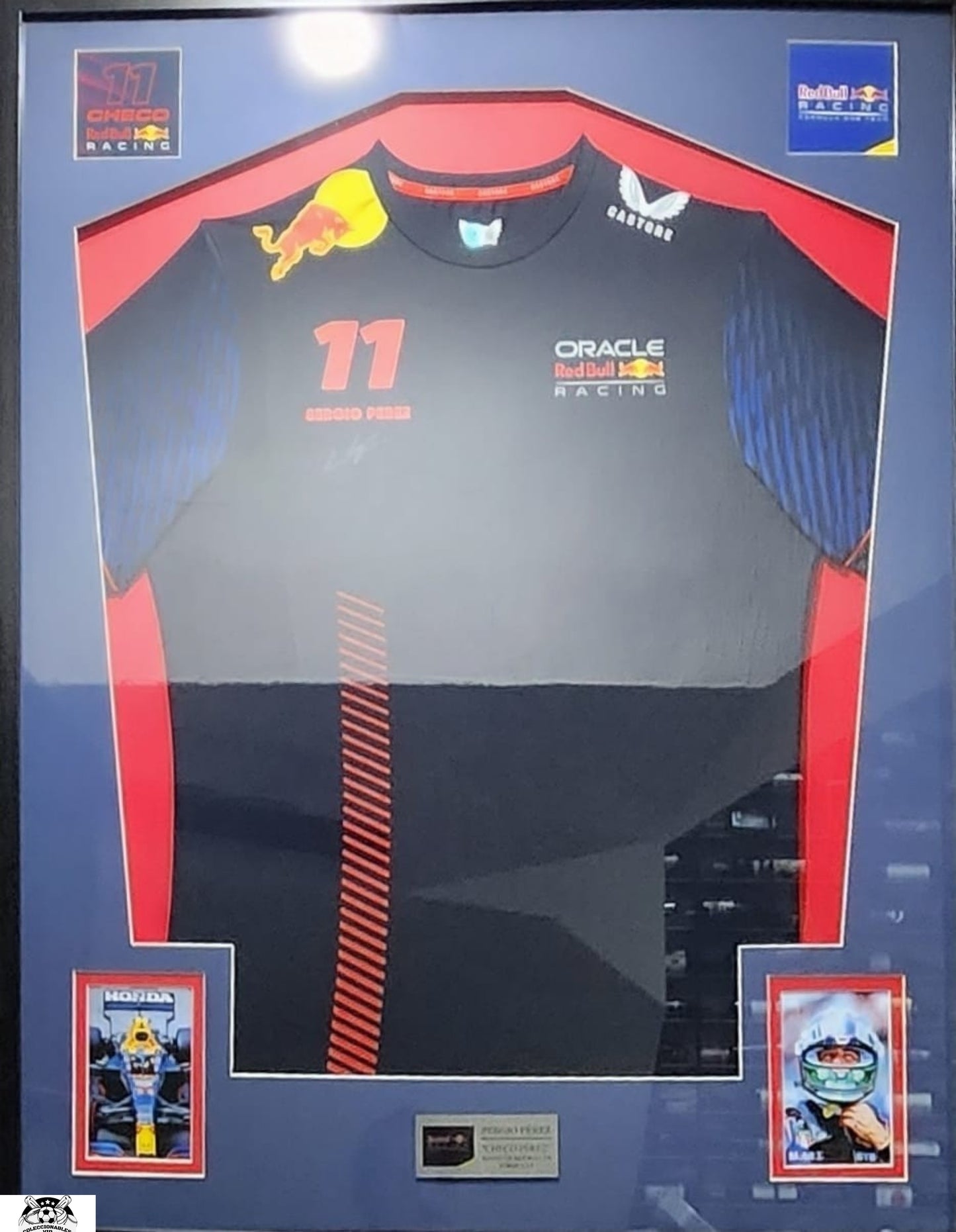 Sergio "Checo" Pérez Jersey Enmarcado Autografiado firma autentificada por la compañía Beckett con el número W622240.