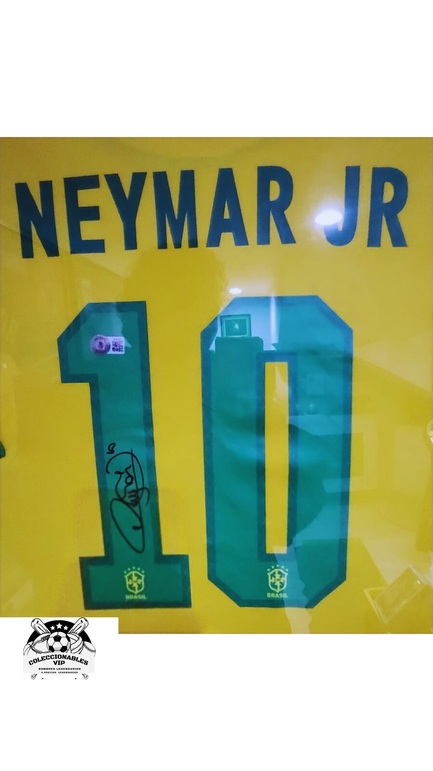 Neymar Jr Playera autografiada con tarjetas Enmarcada firma autentificada por la compañía Beckett con el número WS01055.