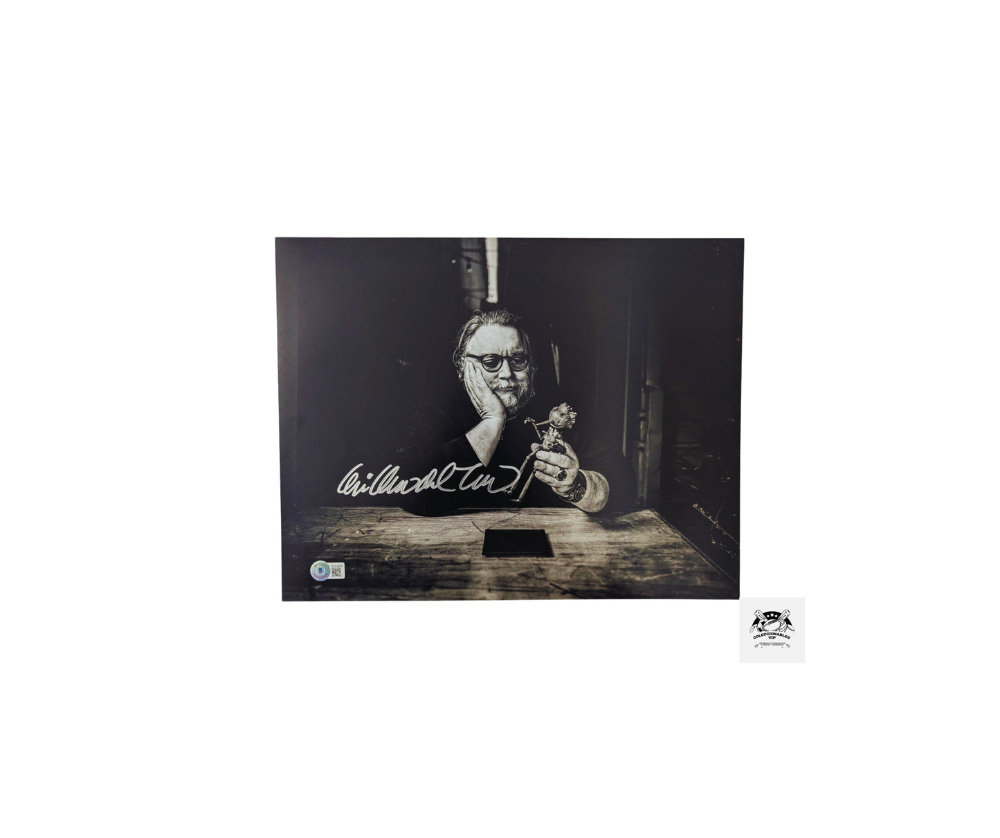 Guillermo del Toro con Pinocho fotografía autografiada firma certificada por Beckett BE93608.