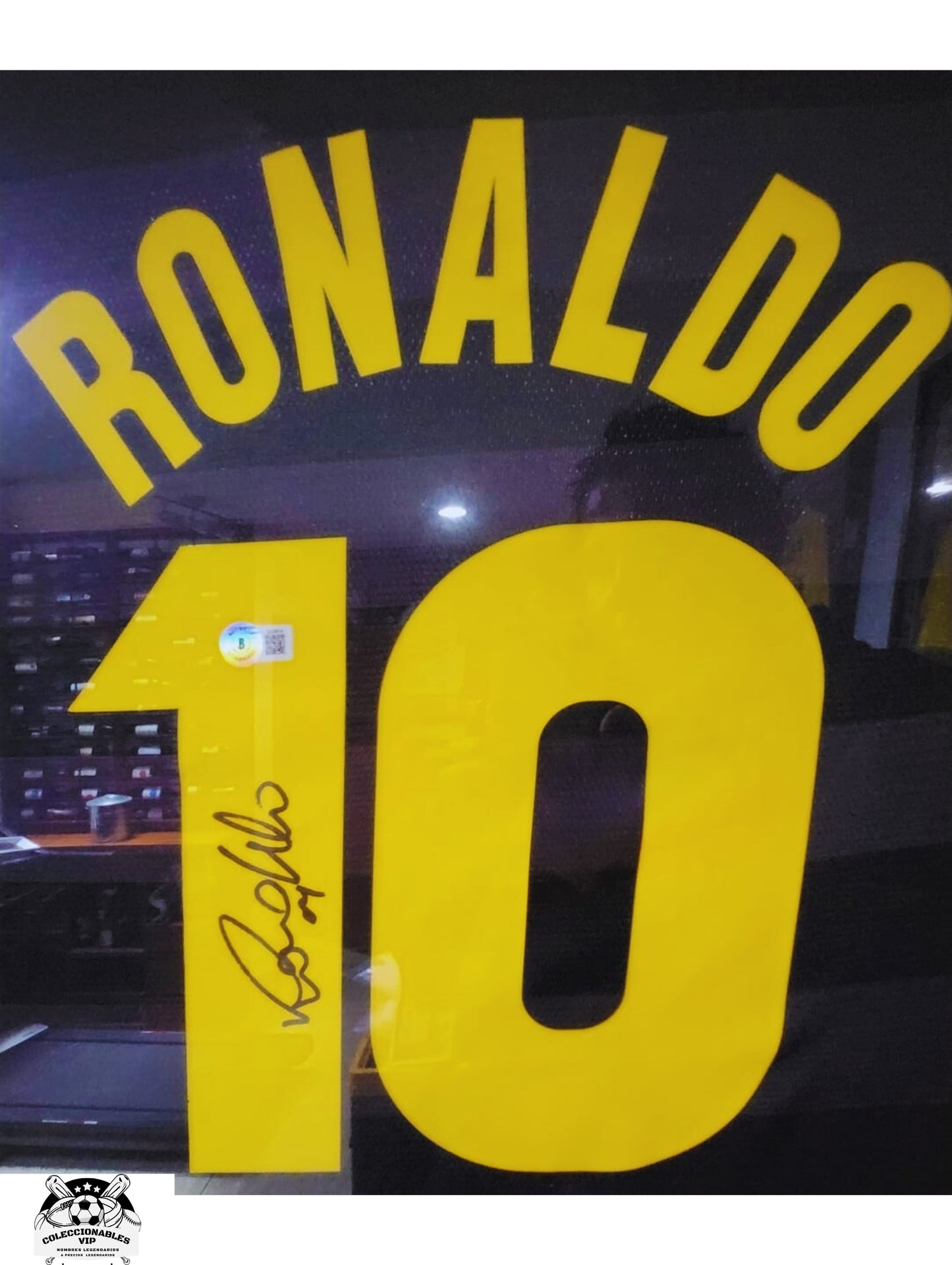 Nazario Ronaldo Playera Inter autografiada Enmarcada firma autentificada por la compañía Beckett con el número BJ03614.
