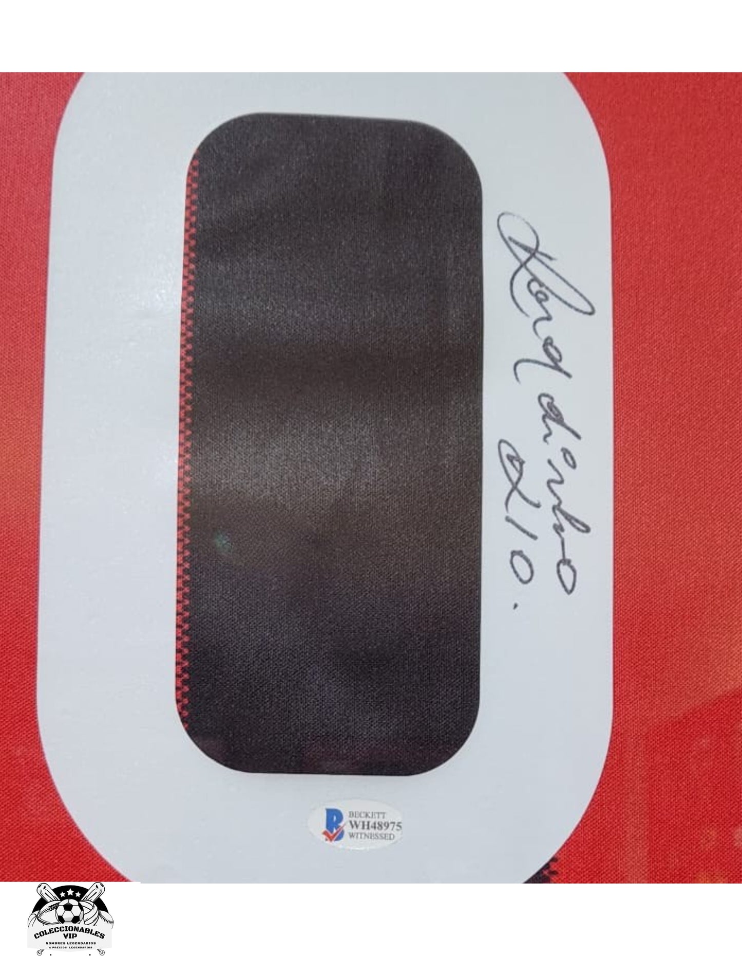 Ronaldinho Playera AC Milan autografiada con tarjeta Enmarcada firma autentificada por la compañía Beckett con el número WH48975.