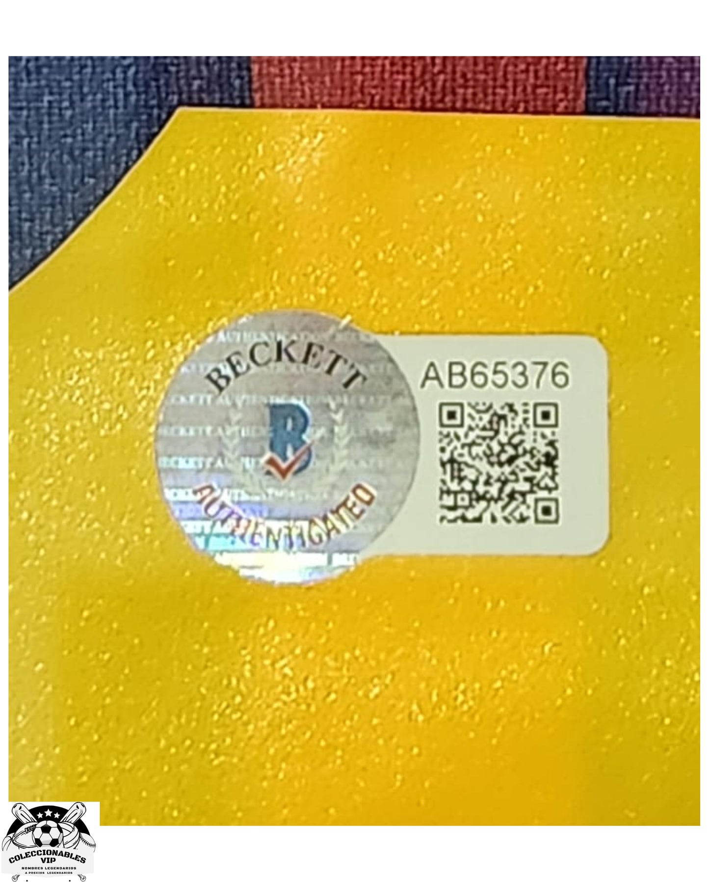 Lionel Messi Playera FC Barcelona autografiada Enmarcada con tres tarjetas firma autentificada por la compañía Beckett con el número AB65376.