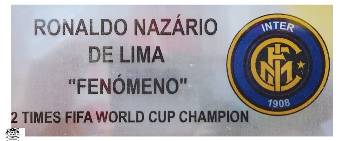 Nazario Ronaldo Playera Inter autografiada Enmarcada firma autentificada por la compañía Beckett con el número BJ03614.