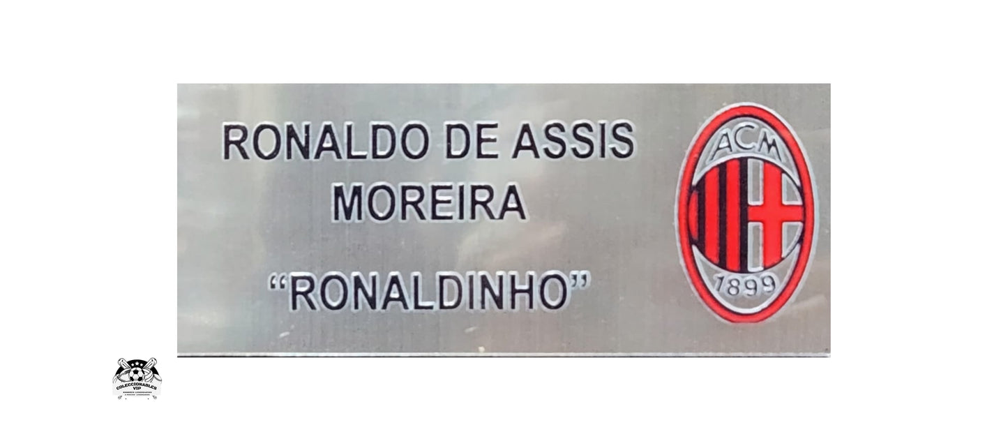 Ronaldinho Playera AC Milan autografiada con tarjeta Enmarcada firma autentificada por la compañía Beckett con el número WH48975.