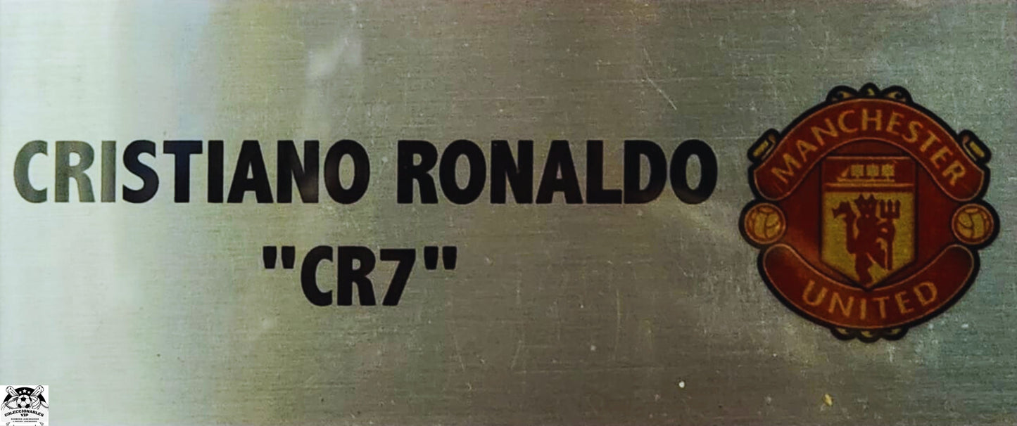 Cristiano Ronaldo CR7 Playera Manchester autografiada Enmarcada con 2 tarjetas PSA firma autentificada por la compañía Beckett con el número K66275.