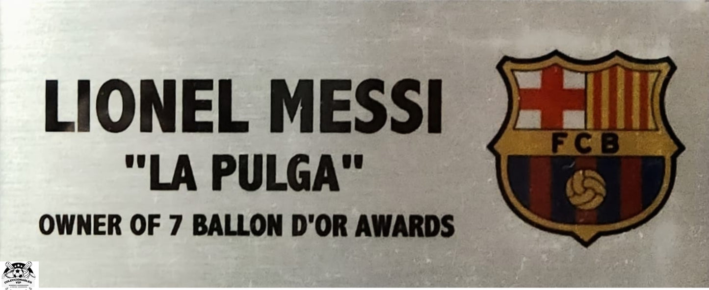 Lionel Messi Playera FC Barcelona autografiada Enmarcada con tres tarjetas firma autentificada por la compañía Beckett con el número AB65376.