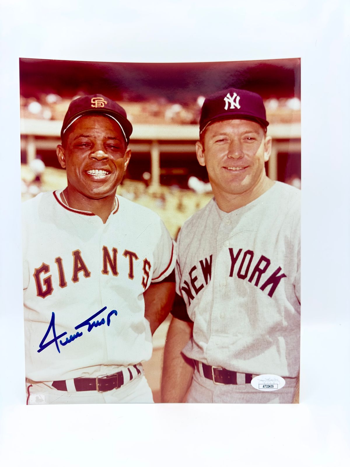 Willie Mays Fotografía original autografiada por Willie Mays de Giants de San Francisco posando con Mickey Mantle Yankees de New York certificada por JSA AT22435.