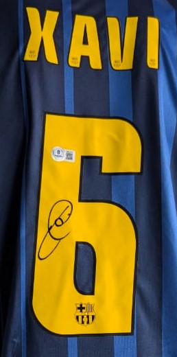 Xavi Hernández Playera Barcelona autografiada, firma certificada por la compañía Beckett con el número BN23770.