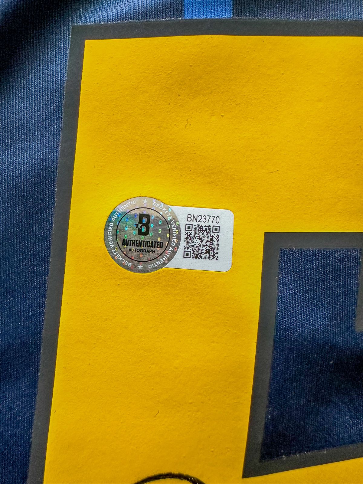 Xavi Hernández Playera Barcelona autografiada, firma certificada por la compañía Beckett con el número BN23770.