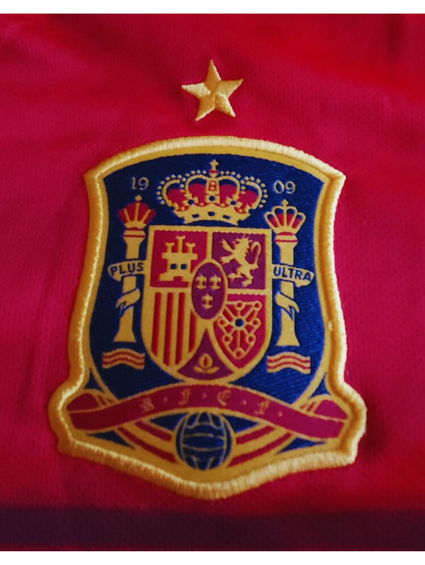Xavi Hernández Playera España autografiada firma autentificada por la compañía Beckett con el número WU79733.
