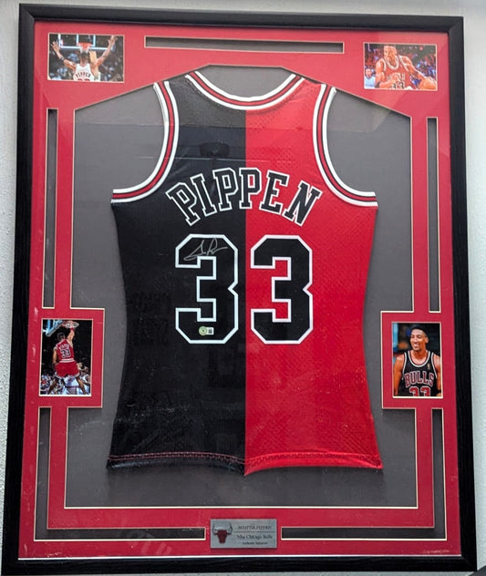 Scottie Pippen Playera Original Chicago Bulls Autografiada Certificada por Beckett W170568 enmarcada