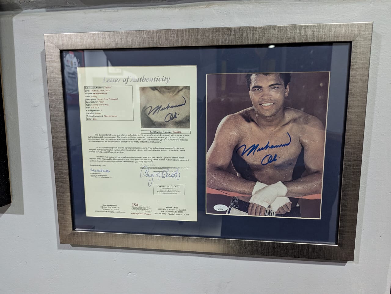 Fotografía autografiada por Muhammad Ali, firma certificada por la compañía JSA con el número YY40066.