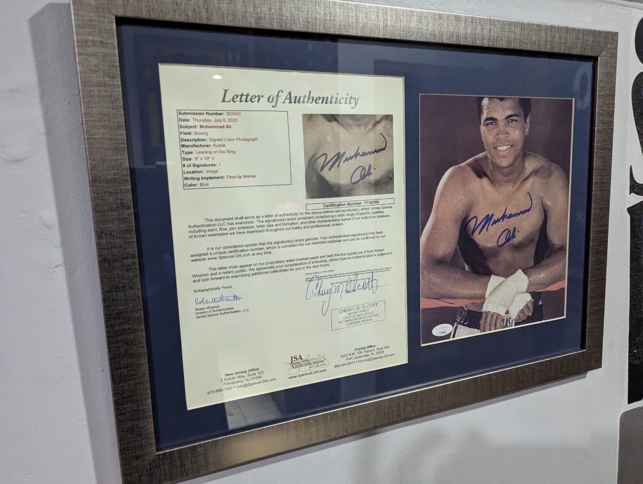 Fotografía autografiada por Muhammad Ali, firma certificada por la compañía JSA con el número YY40066.