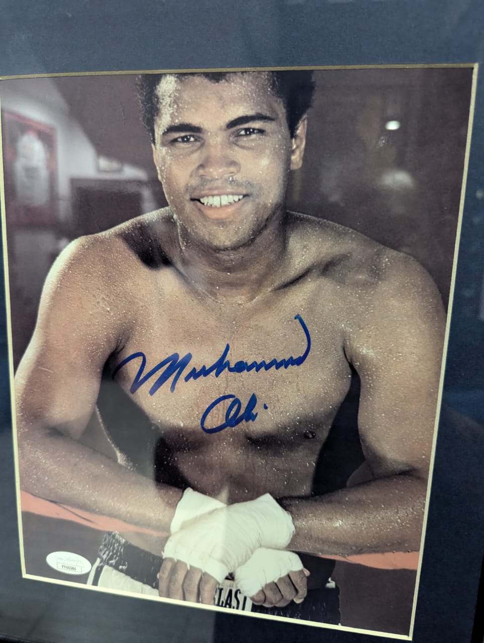 Fotografía autografiada por Muhammad Ali, firma certificada por la compañía JSA con el número YY40066.