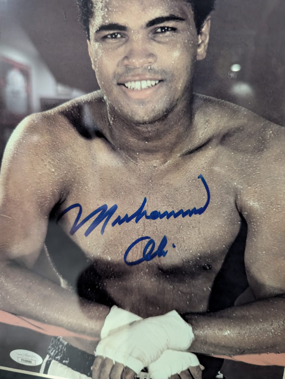 Fotografía autografiada por Muhammad Ali, firma certificada por la compañía JSA con el número YY40066.