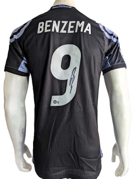 Karim Benzema Playera Real Madrid autografiada firma autentificada por la compañía Beckett con el número BB31301