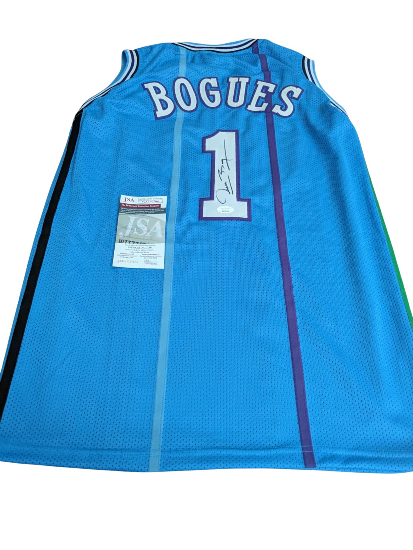 Playera autografiada por Muggsy Bogues firma autentificada por la compañía JSA con el número WA530706