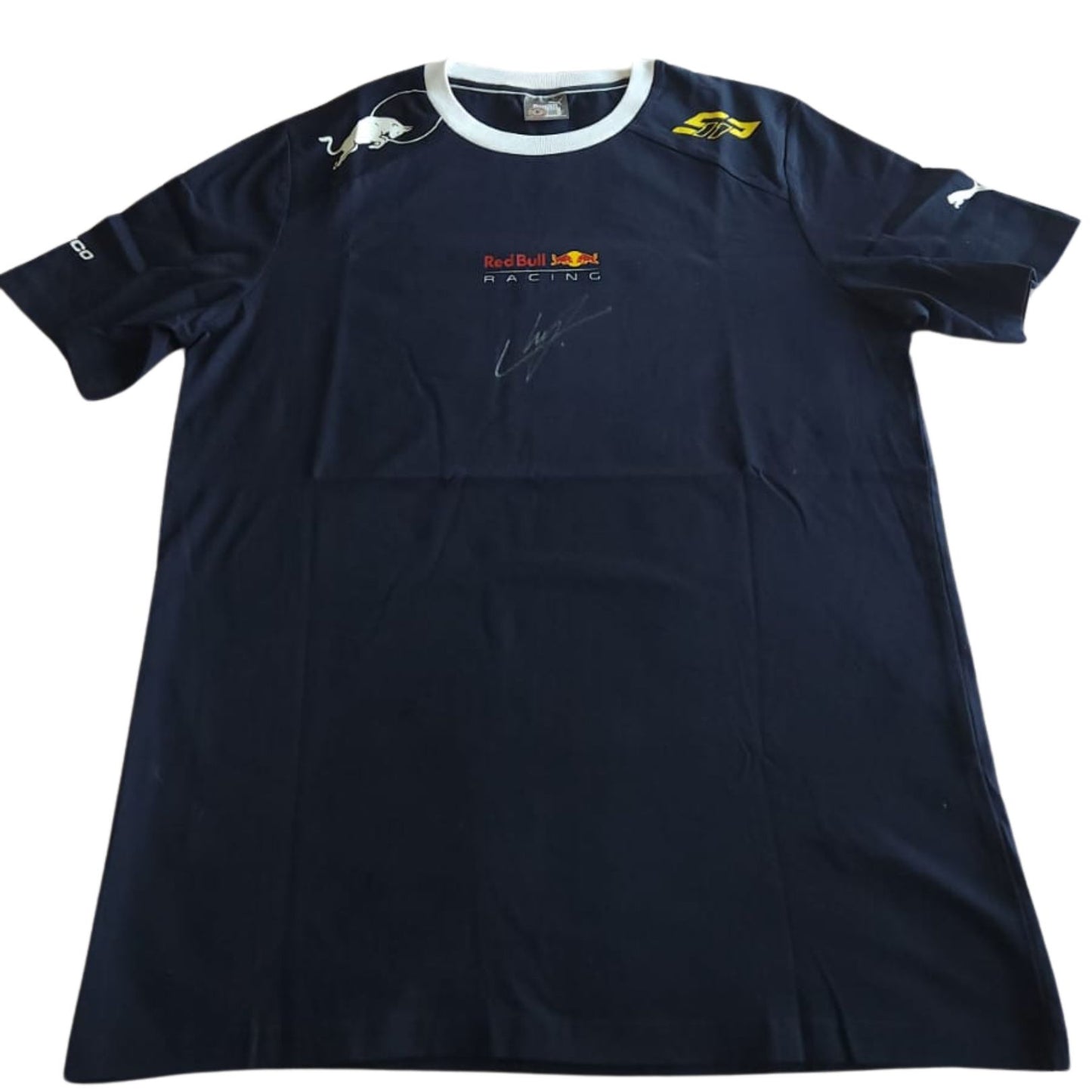 Playera autografiada por Sergio "Checo" Pérez firma autentificada por la compañía Beckett con el número BH060230.