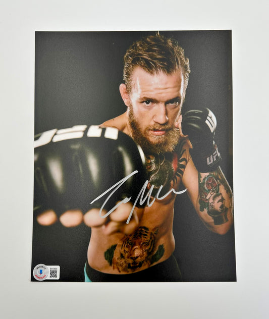 Conor McGregor Fotografía autografiada UFC, firma certificada por la compañía Beckett con el número BH72933.