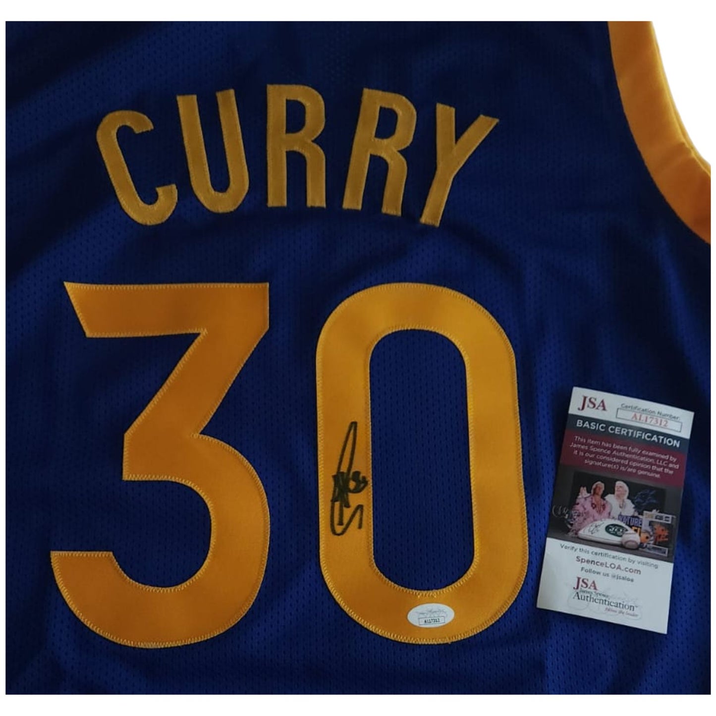 Playera autografiada por Stephen Curry firma autentificada por la compañía JSA con el número AL17312.