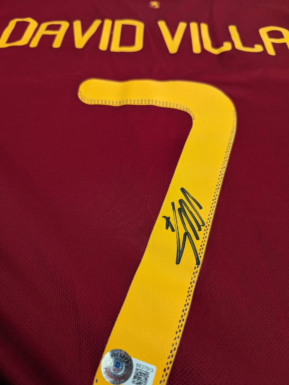 Playera autografiada por David Villa firma autentificada por la compañía Beckett con el número BE27913.