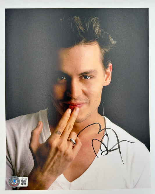 Johnny Depp Fotografía autografiada, firma certificada por la compañía Beckett con el número BG71329.