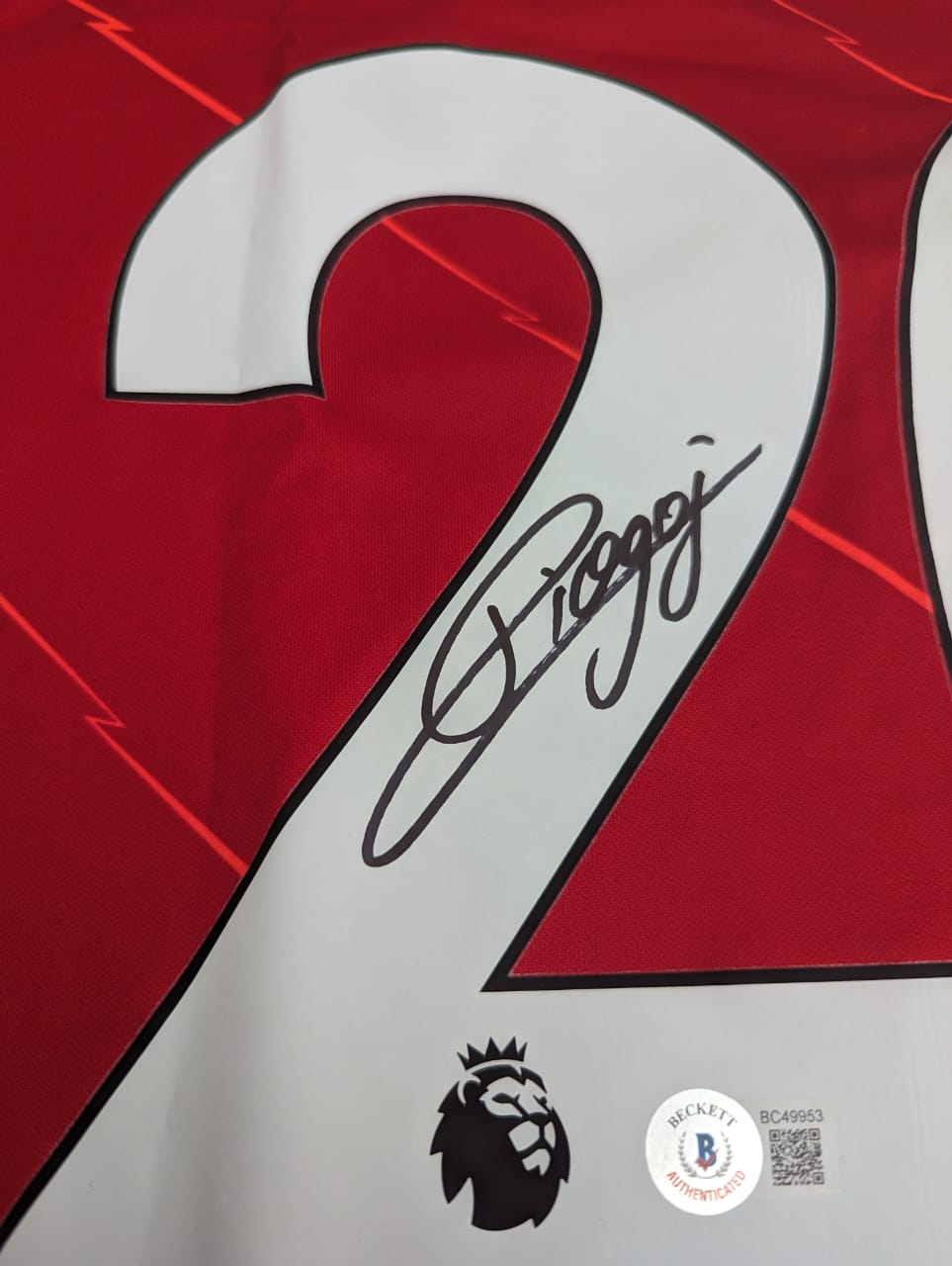 Playera autografiada por Diogo Jota firma autentificada por la compañía Beckett con el número BC49953.