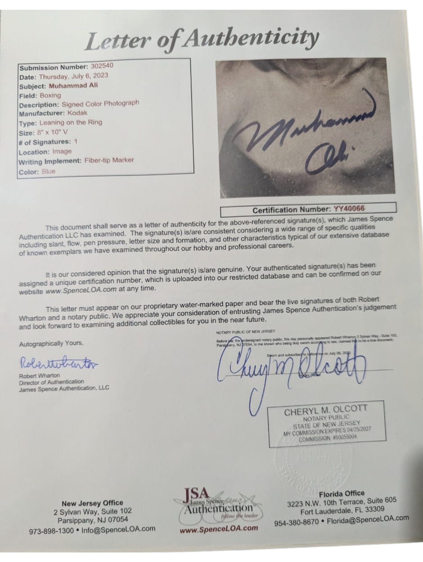 Fotografía autografiada por Muhammad Ali, firma certificada por la compañía JSA con el número YY40066.