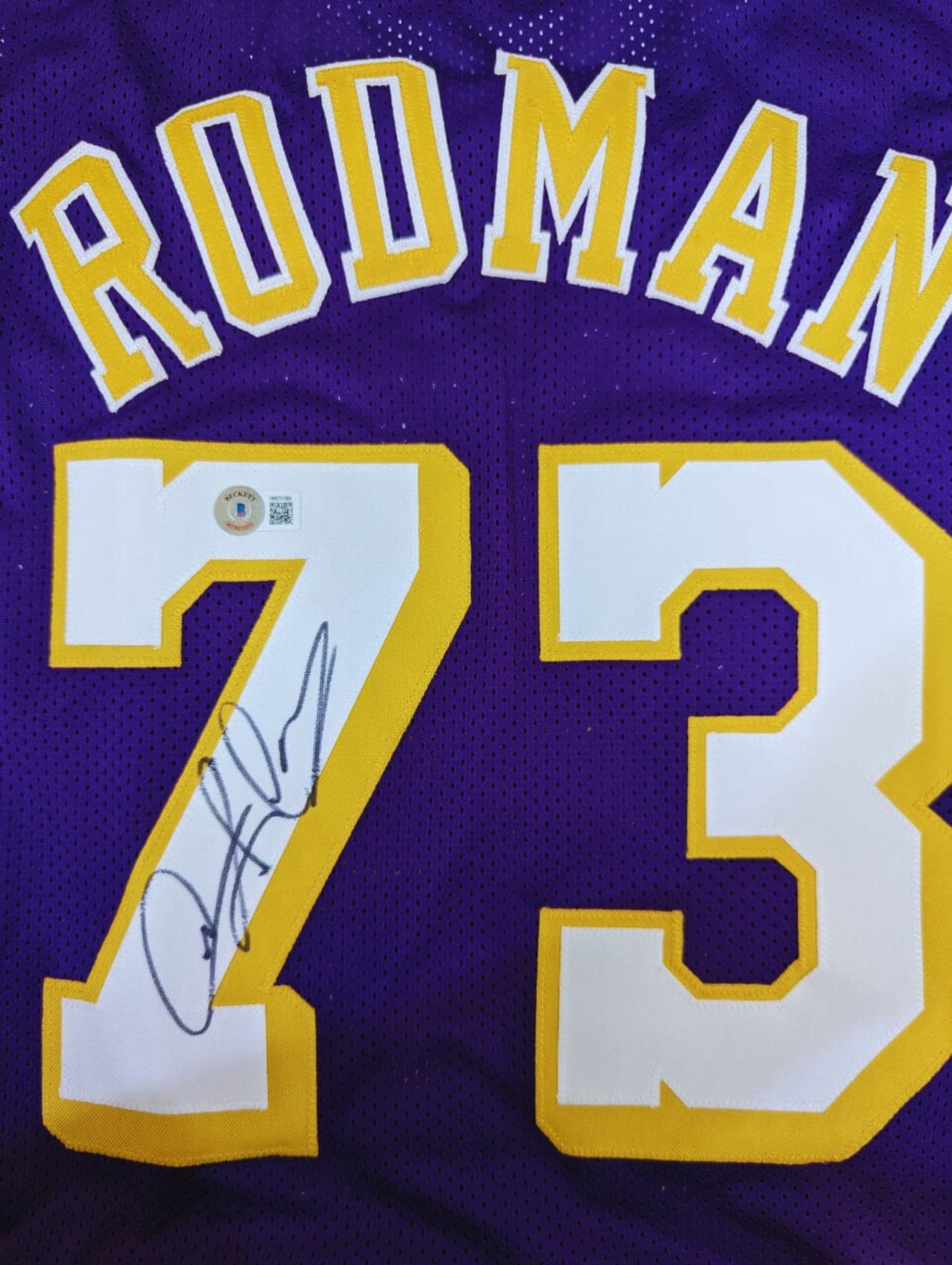 Playera autografiada por Dennis Rodman firma autentificada por la compañía Beckett con el número 1W031589.