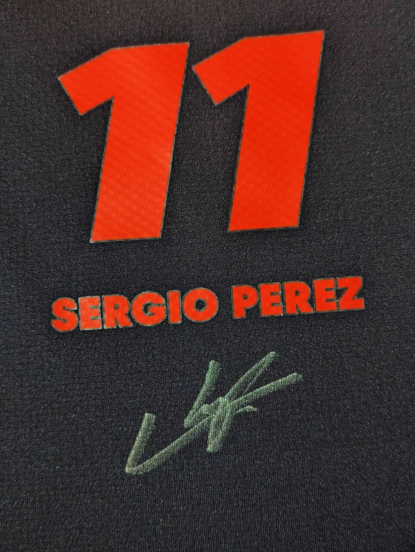 Jersey autografiado por Sergio "Checo" Pérez firma autentificada por la compañía Beckett con el número W622240