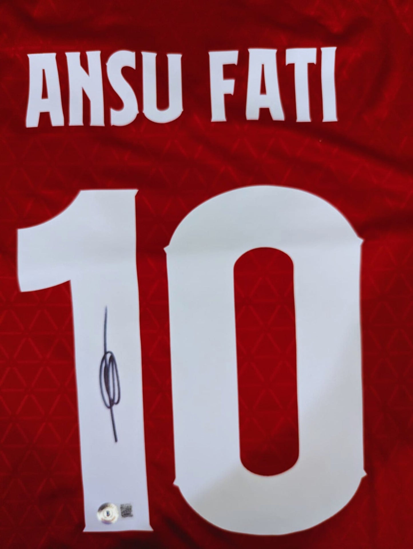 Playera autografiada por Ansu Fati firma autentificada por la compañía Beckett con el número BB32553.