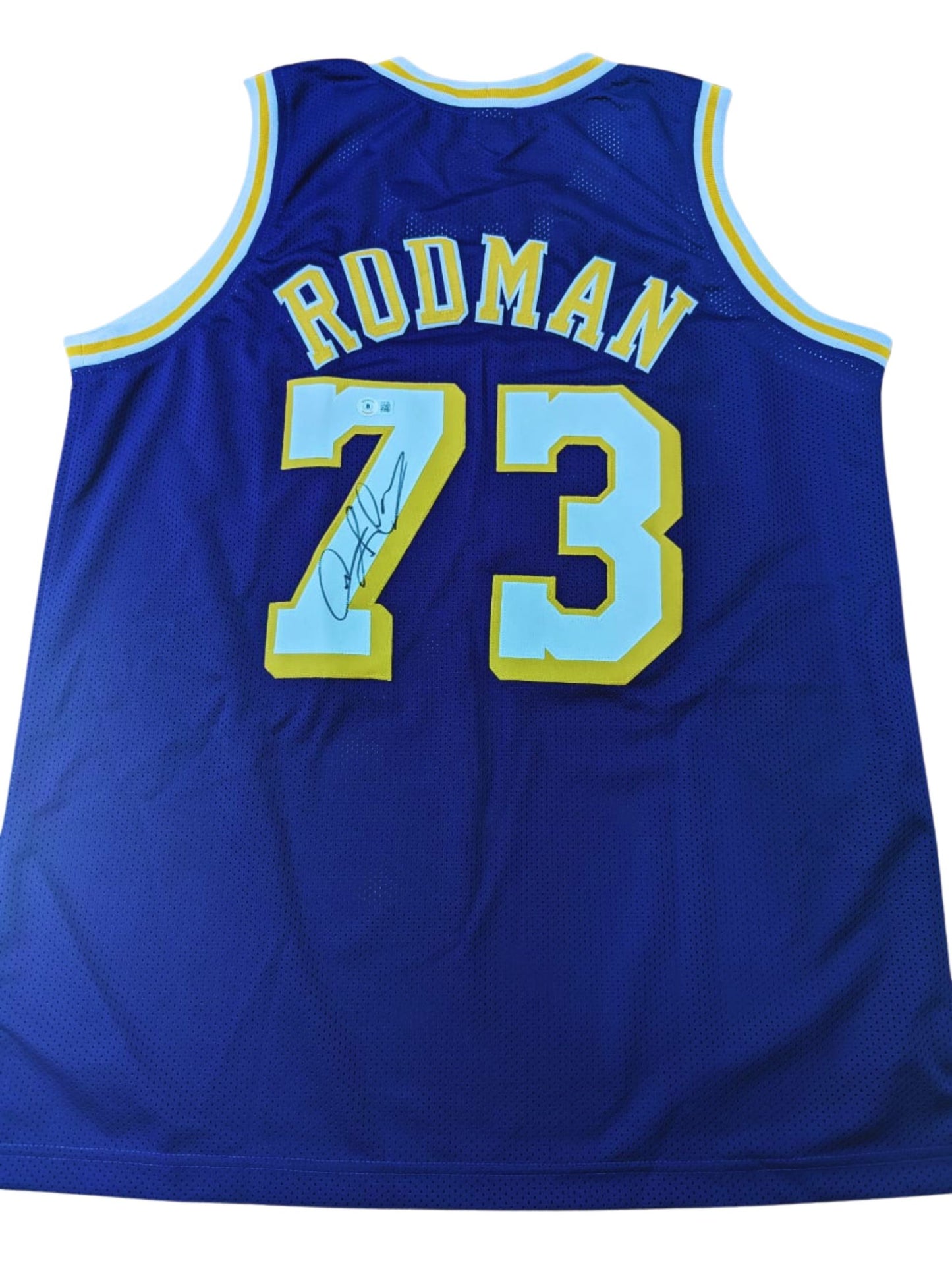 Playera autografiada por Dennis Rodman firma autentificada por la compañía Beckett con el número 1W031589.