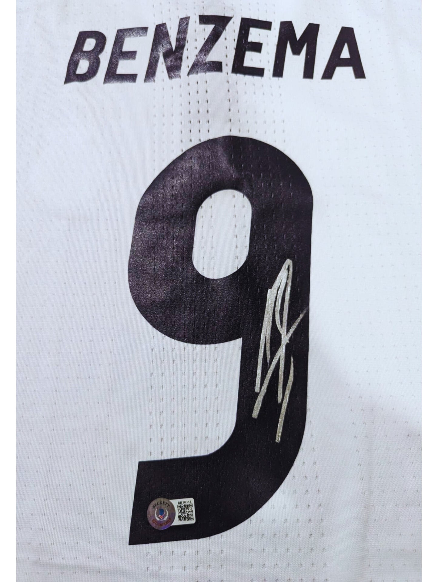 Playera autografiada por Karim Benzema firma autentificada por la compañía Beckett con el número BB30314