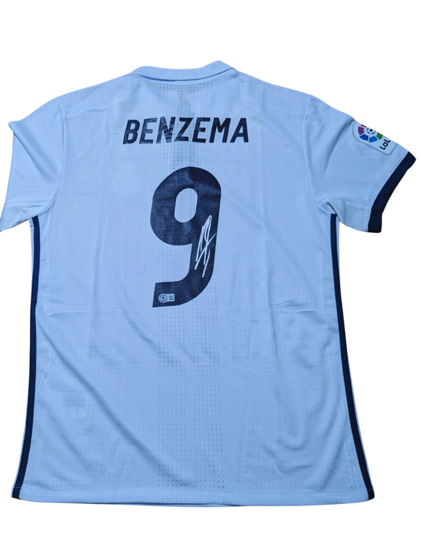 Playera autografiada por Karim Benzema firma autentificada por la compañía Beckett con el número BB30314