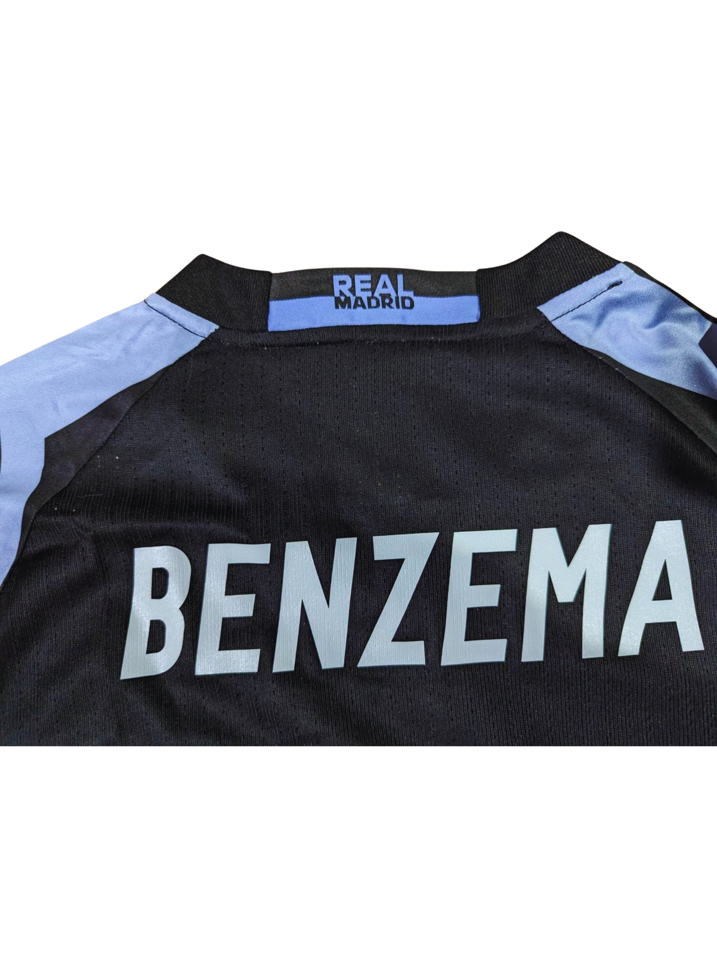 Playera autografiada por Karim Benzema firma autentificada por la compañía Beckett con el número BB31296.