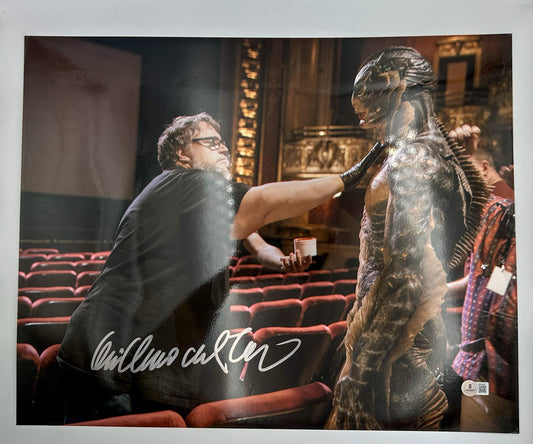 Guillermo del Toro fotografía autografiada “Anfibio” firma certificada por Beckett BQ44981.