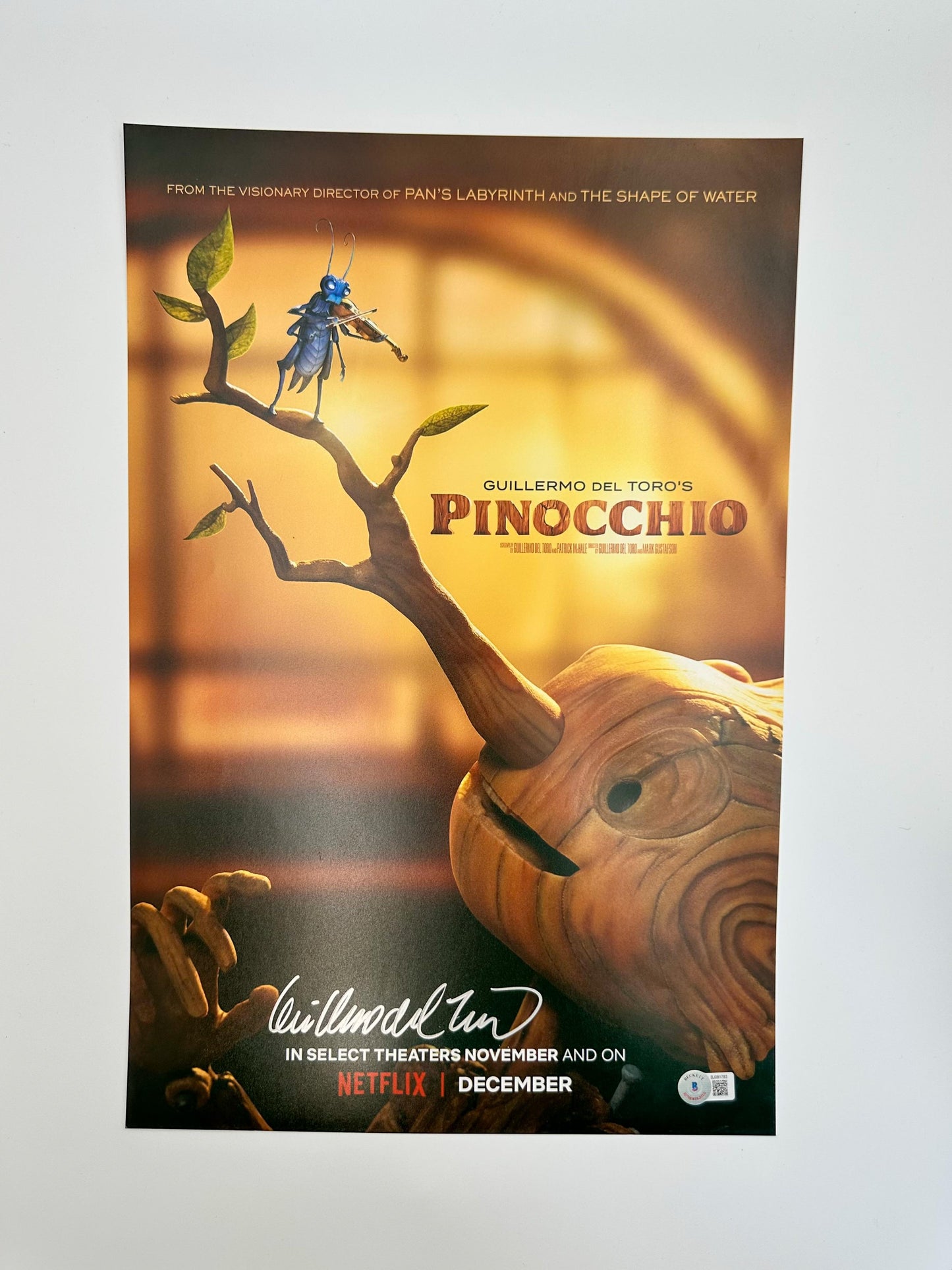 Guillermo del Toro fotografía autografiada “Pinocho” firma certificada por Beckett BJ081783