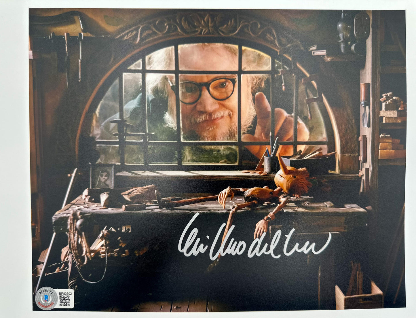 Guillermo del Toro en la ventana fotografía autografiada firma certificada por Beckett BF83602.