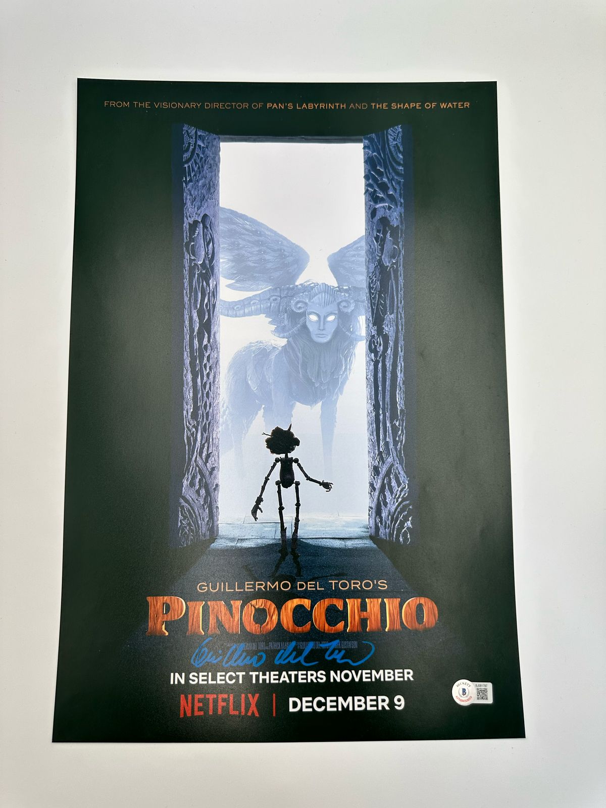 Guillermo del Toro fotografía autografiada “Pinocho” firma certificada por Beckett BJ081787