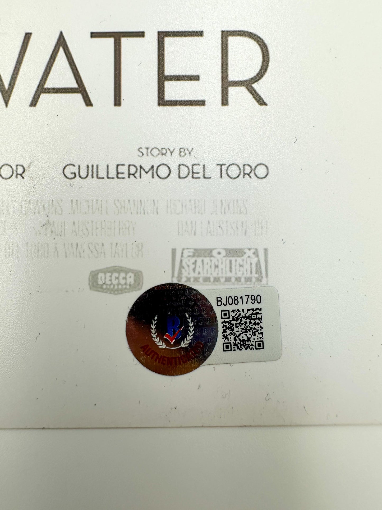 Guillermo del Toro fotografía autografiada “La Forma del Agua” firma certificada por Beckett BJ081790.
