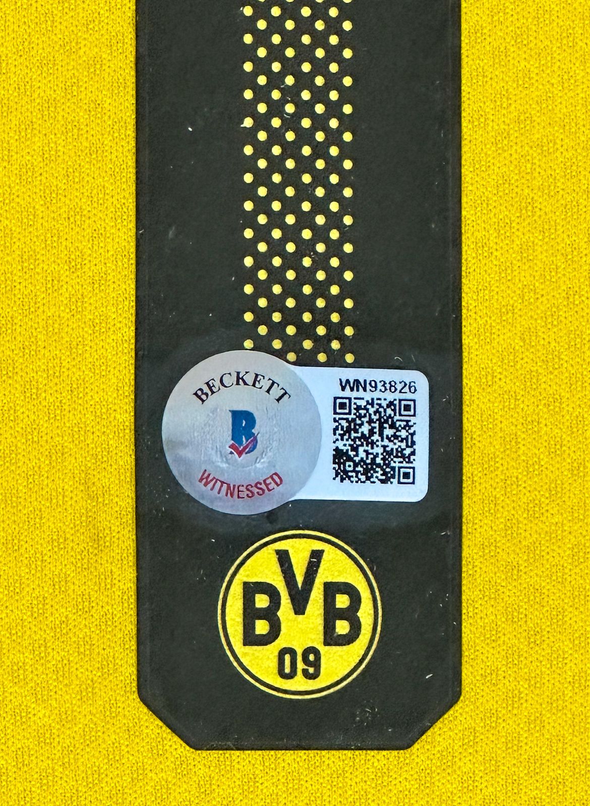 Erling Haaland Playera Borussia Dortmund autografiada enmarcada, firma certificada por la compañía Beckett con el número WN93826.