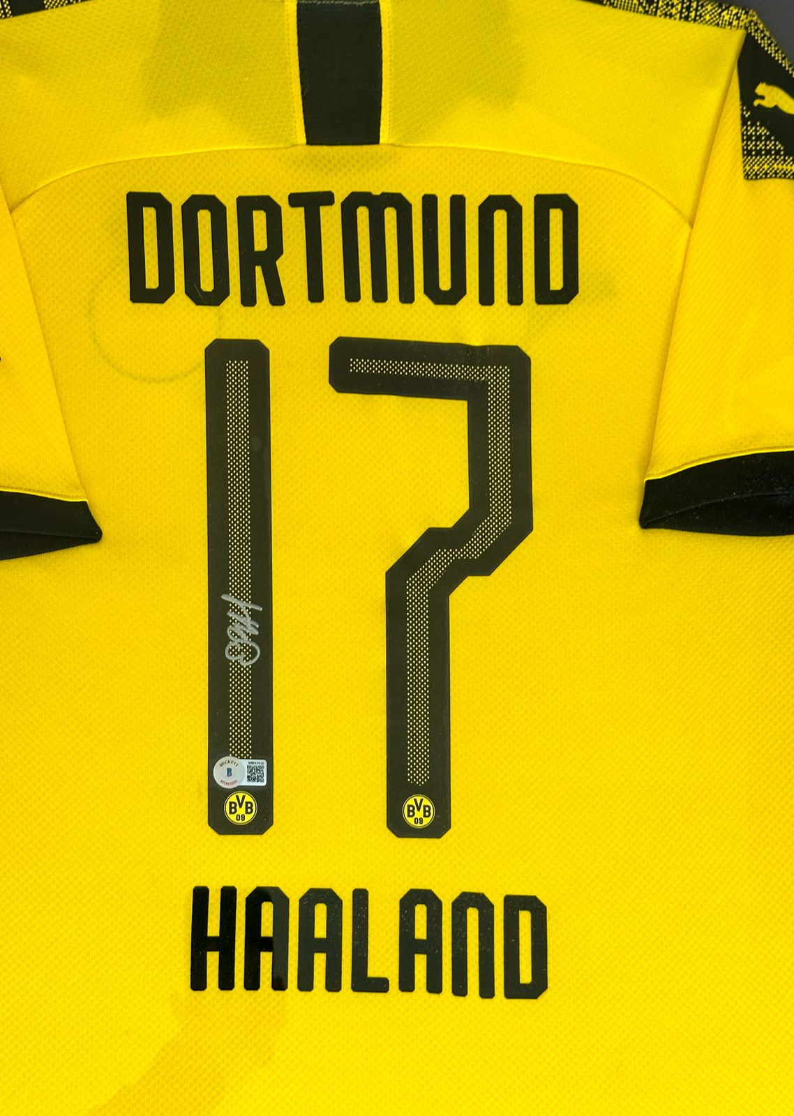 Erling Haaland Playera Borussia Dortmund autografiada enmarcada, firma certificada por la compañía Beckett con el número WN93826.